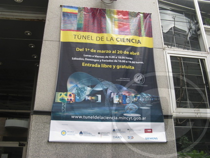 Acceso a la exposición en Montevideo 950